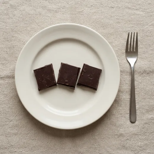 Dark chocolate (70%+), 30&nbsp;g, on a plate