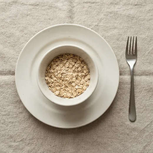 Rolled oats, 50&nbsp;g, on a plate