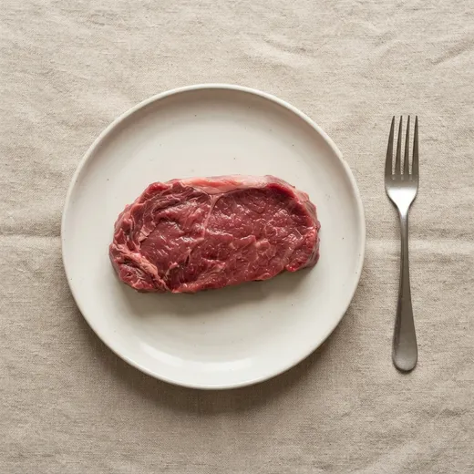 Rump steak, 250&nbsp;g, on a plate